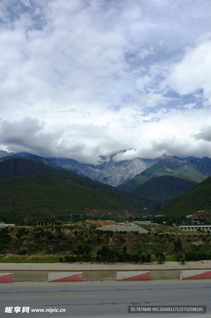 公路边的壮丽山景