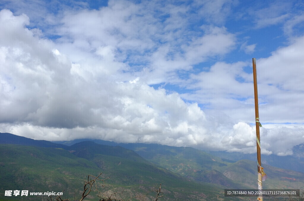 山间云景与电线杆