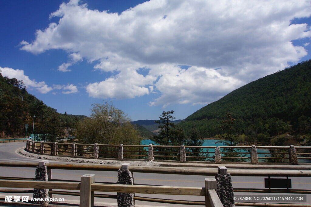 湖畔美景 远山近水好风光