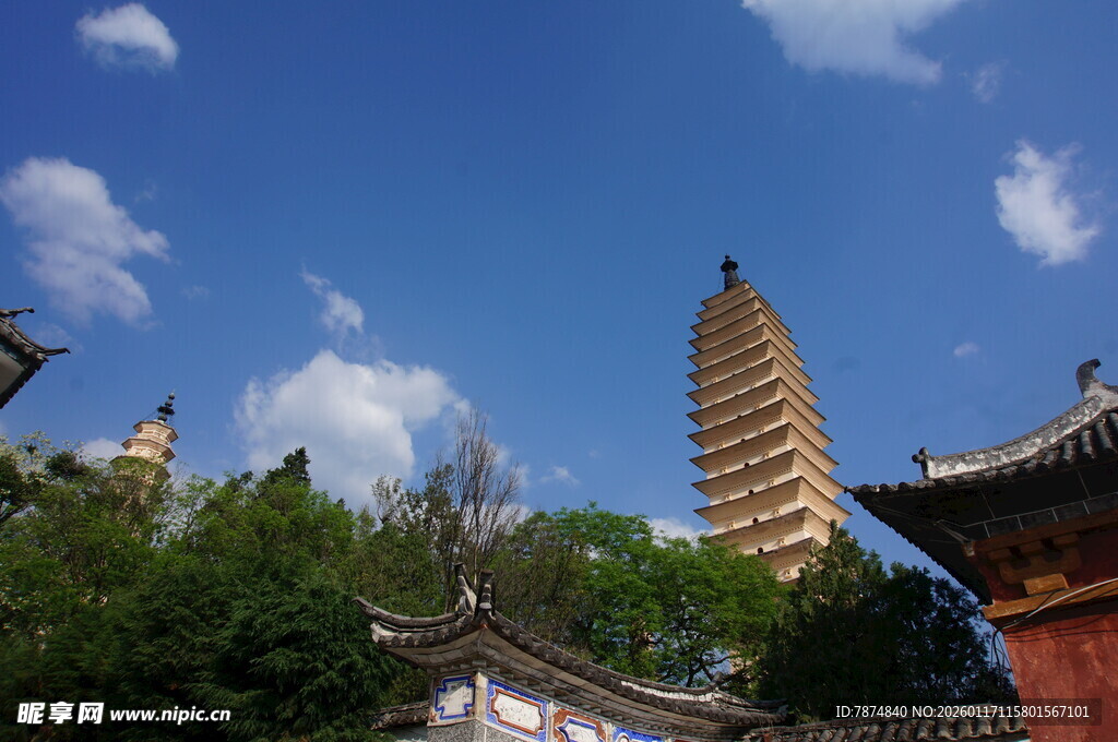 古塔与中式建筑相映成趣