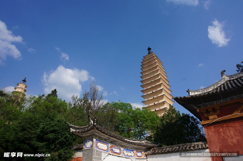 古塔与中式建筑相映成趣