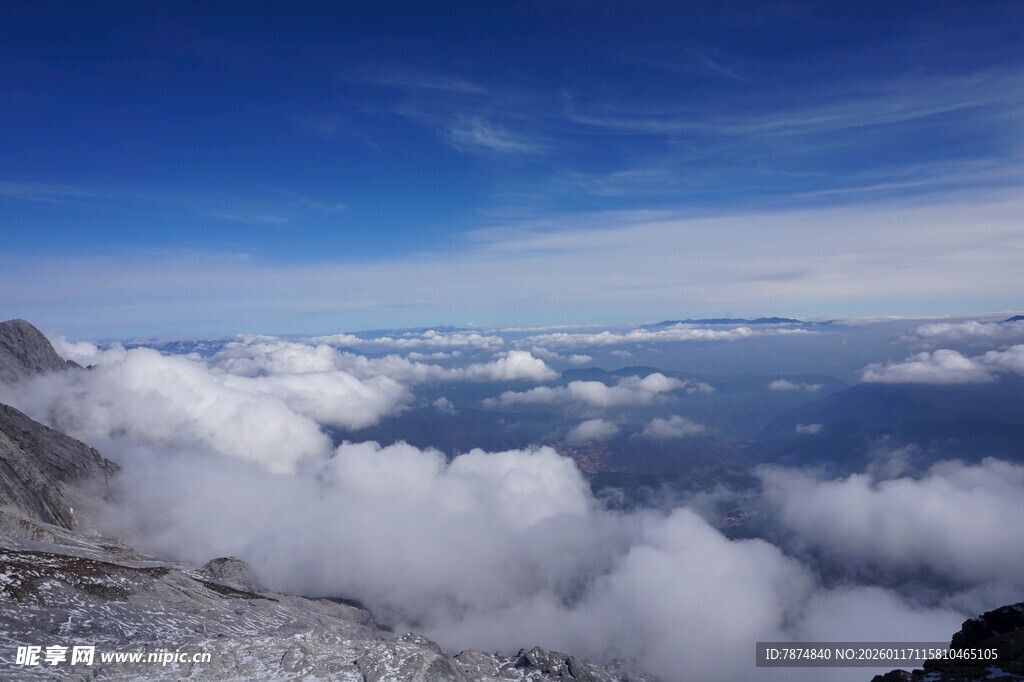 云海之上的壮丽山景