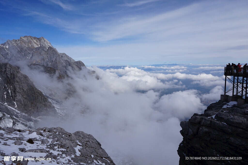 雪山云海间的壮丽景致