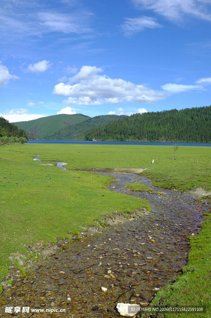 草原湖畔风光