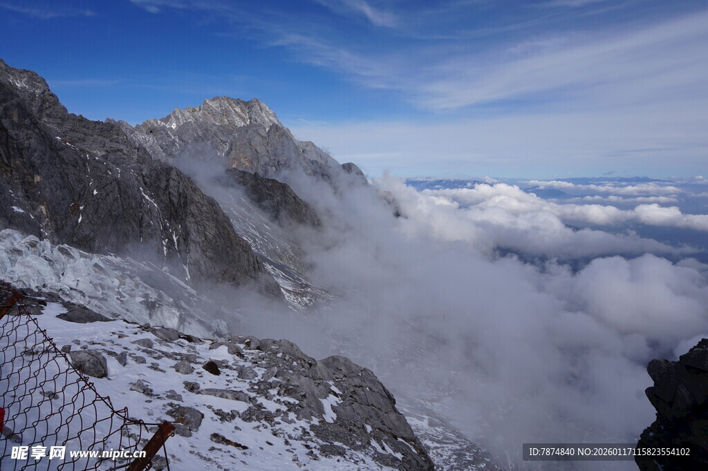 雪山云海壮丽景观
