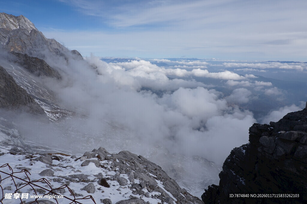 雪山云海壮丽景观