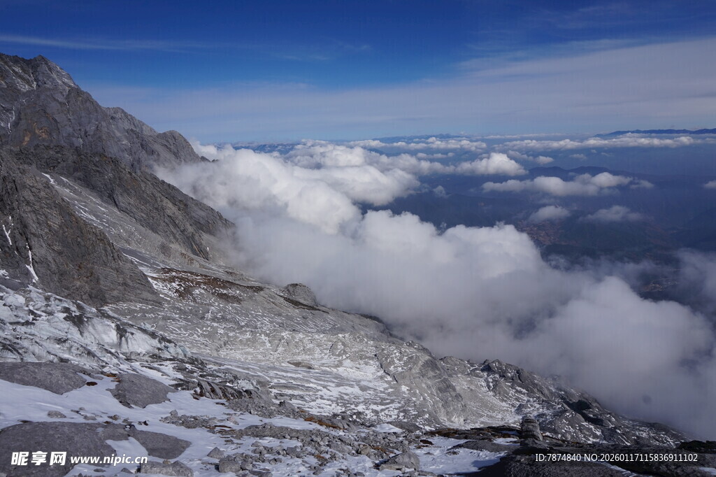 雪山云海壮丽景观