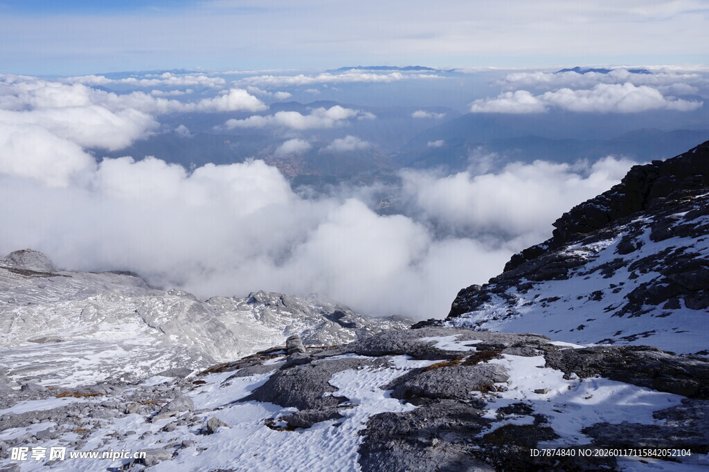 雪山云海壮丽景观
