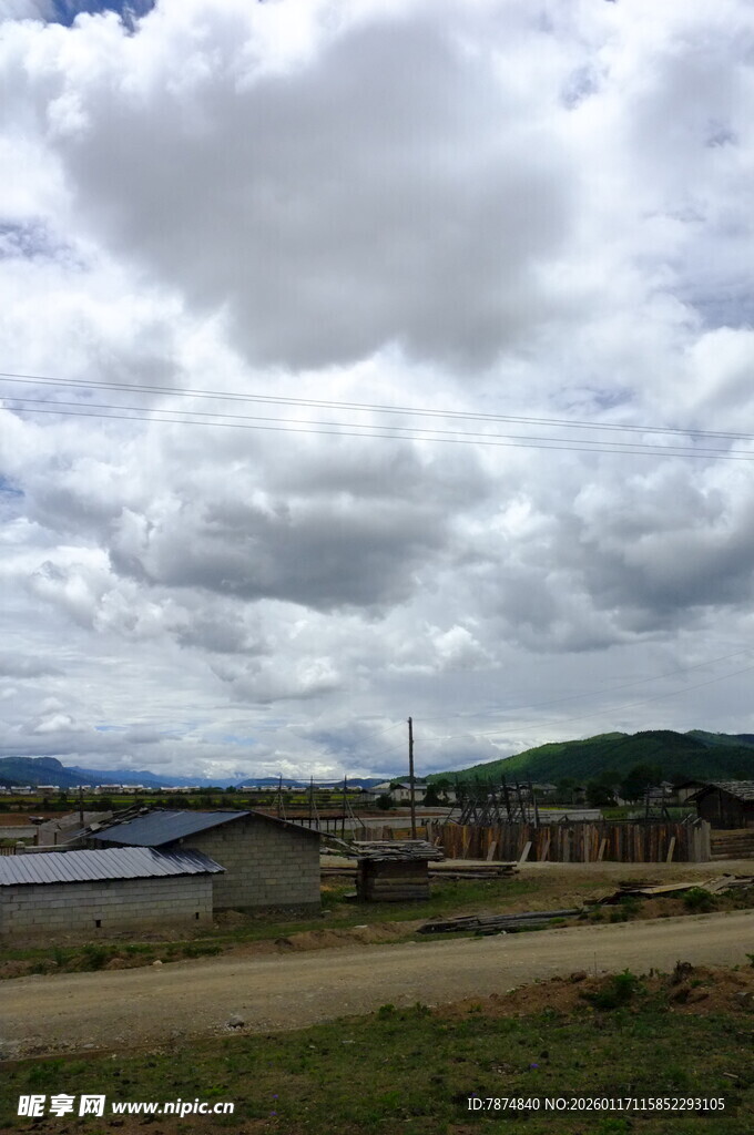 草原湖畔风景