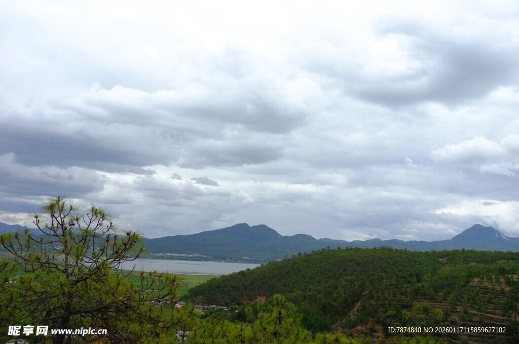 山间云雾缭绕的自然美景
