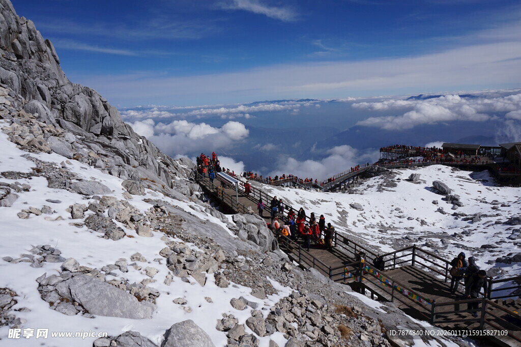 雪山栈道上的徒步人群
