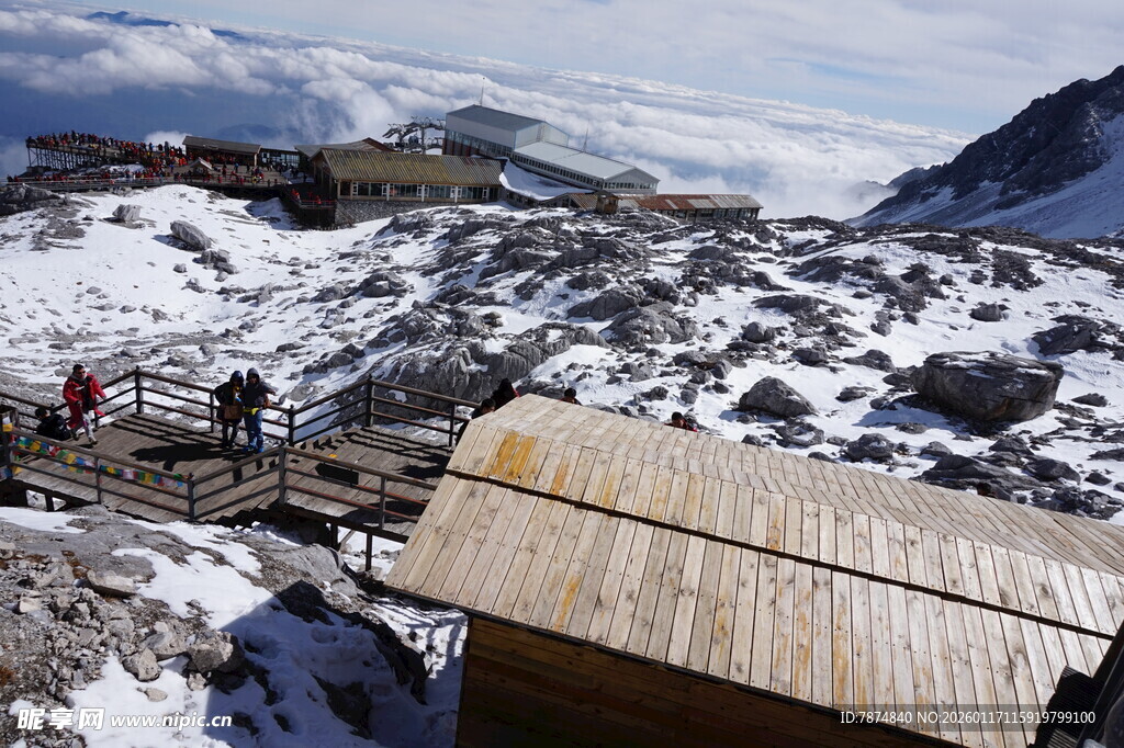 雪山旁的木质小屋