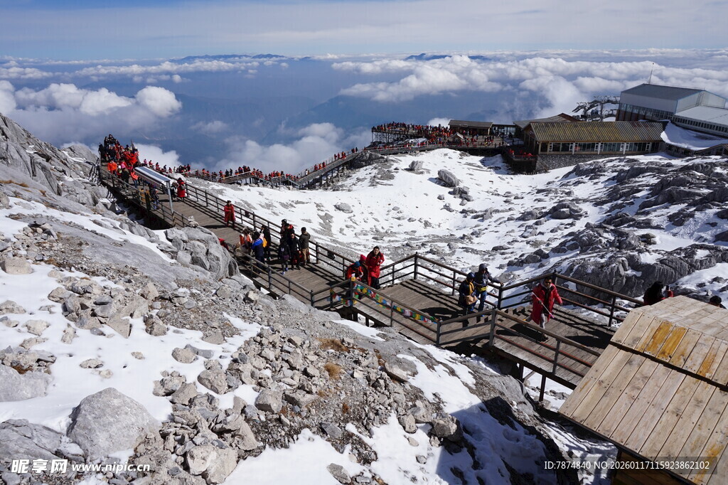 雪山栈道上的游客身影