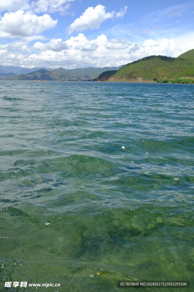 清澈湖水与远处青山