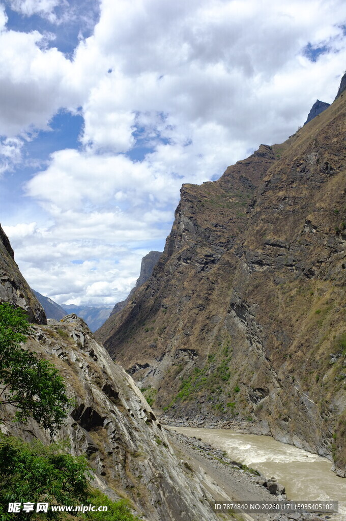 壮丽山间峡谷景观