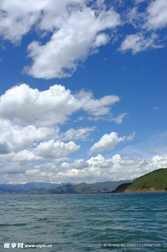 蓝天碧海间的美丽湖景