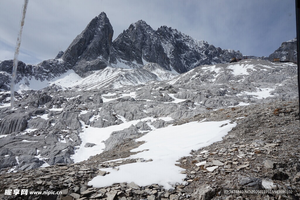 雪山巍峨壮丽景观