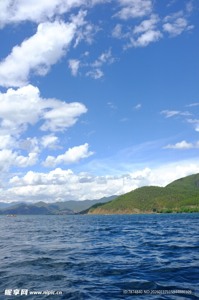 蓝色湖面与远处青山蓝天