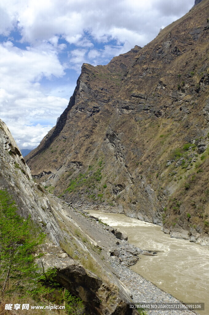 山间河谷壮丽自然景观