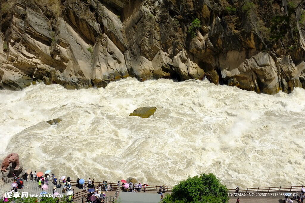 虎跳峡湍急水流壮观景象