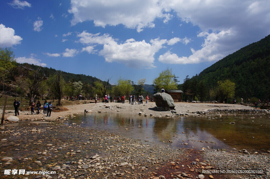山间河畔的美丽自然景致
