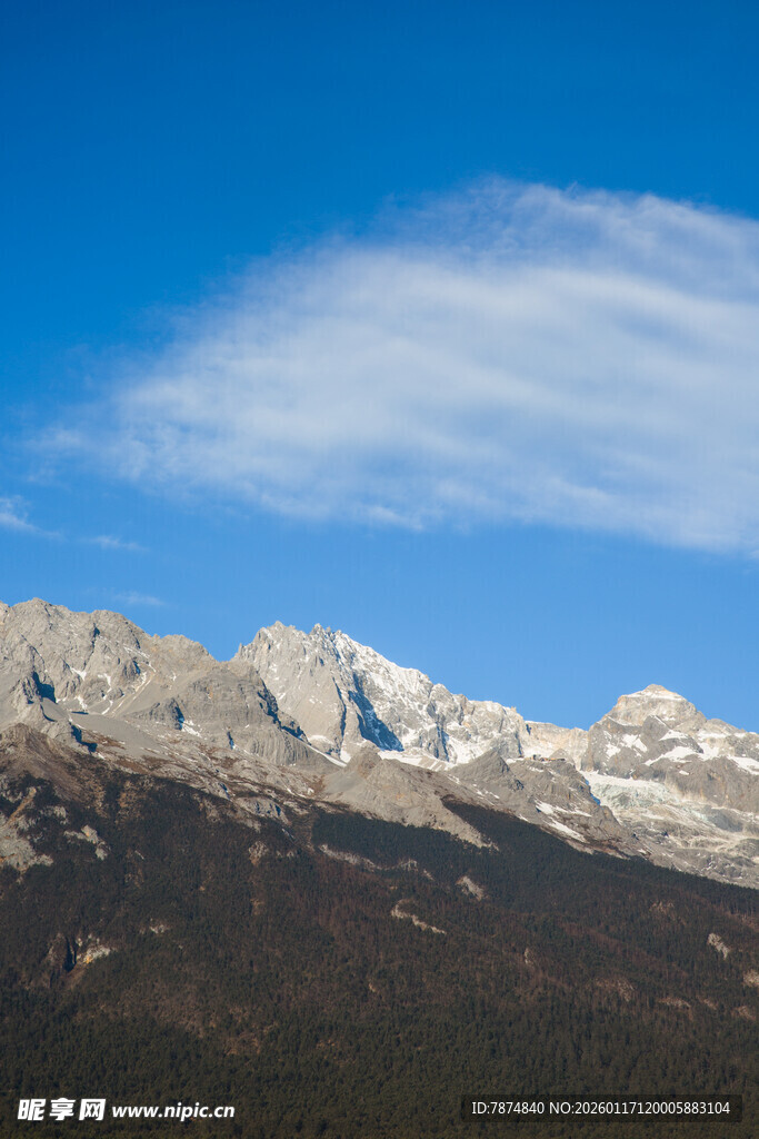 壮丽雪山蓝天美景