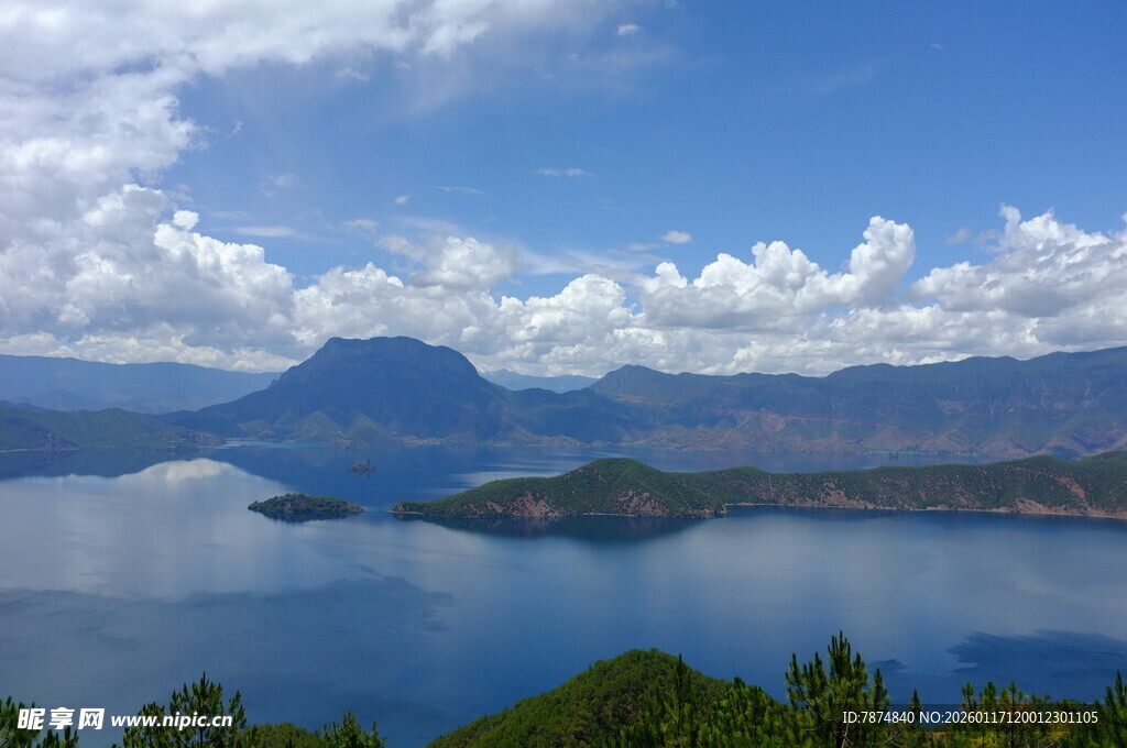 美丽湖景与远山蓝天白云