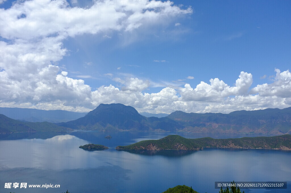 美丽湖景与远山蓝天白云