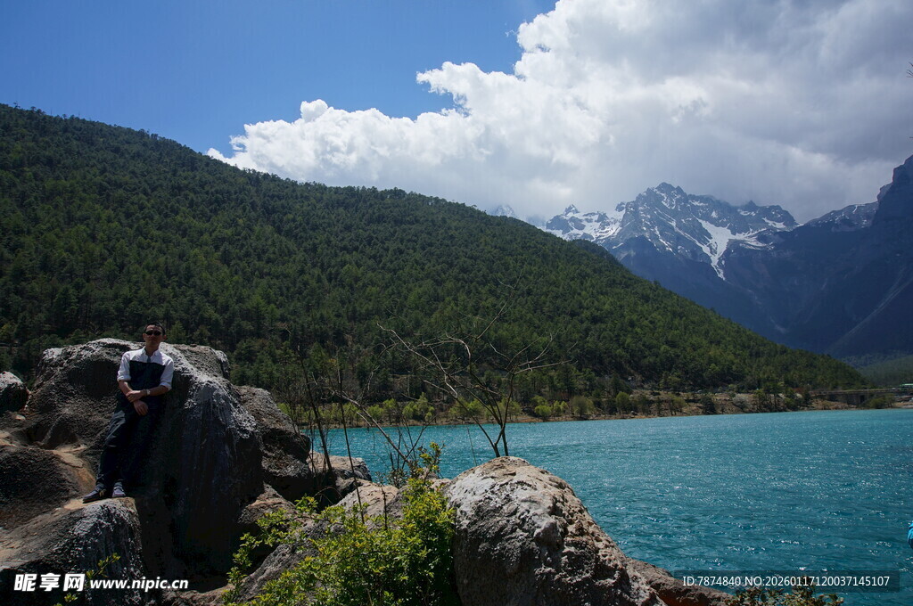 高山湖畔美景