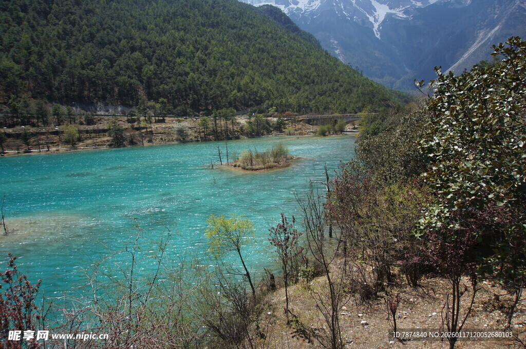 蓝绿色湖水与山间景致