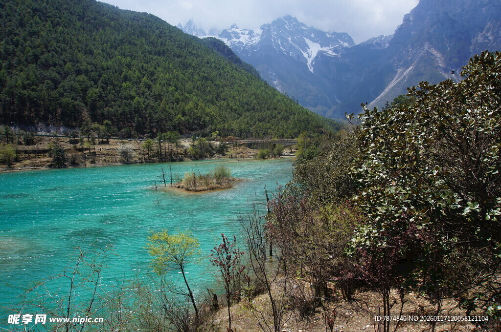 梦幻蓝湖伴青山美景