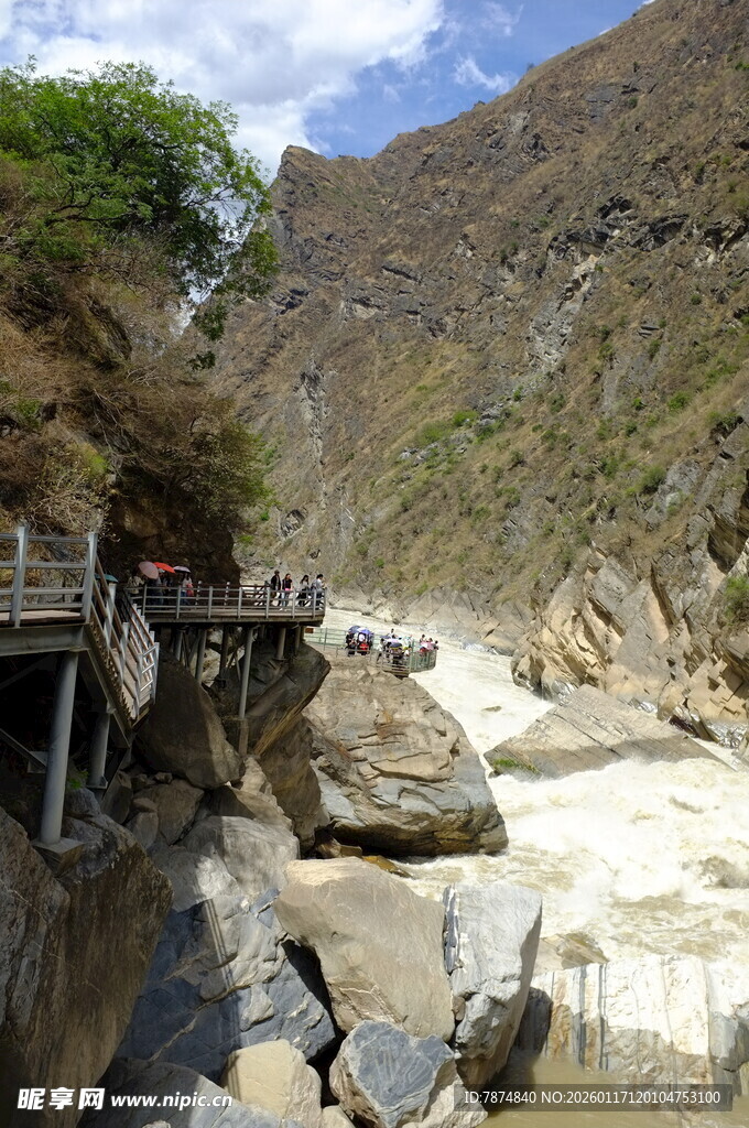 山间栈道旁湍急河流景观