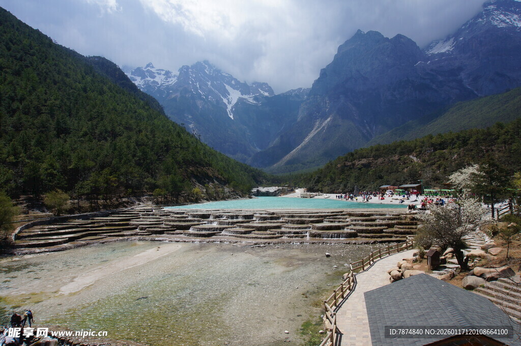山间碧湖美景