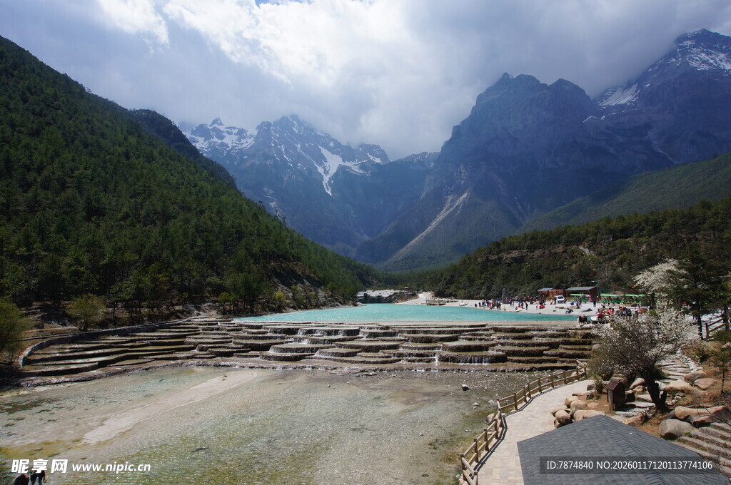 山间碧湖美景