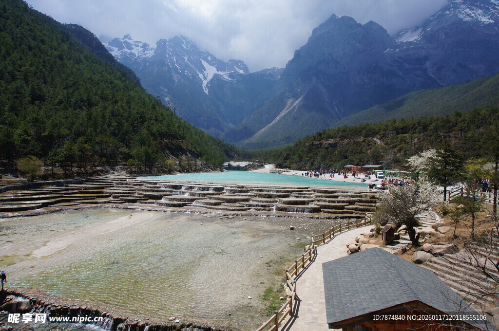 山间蓝湖美景