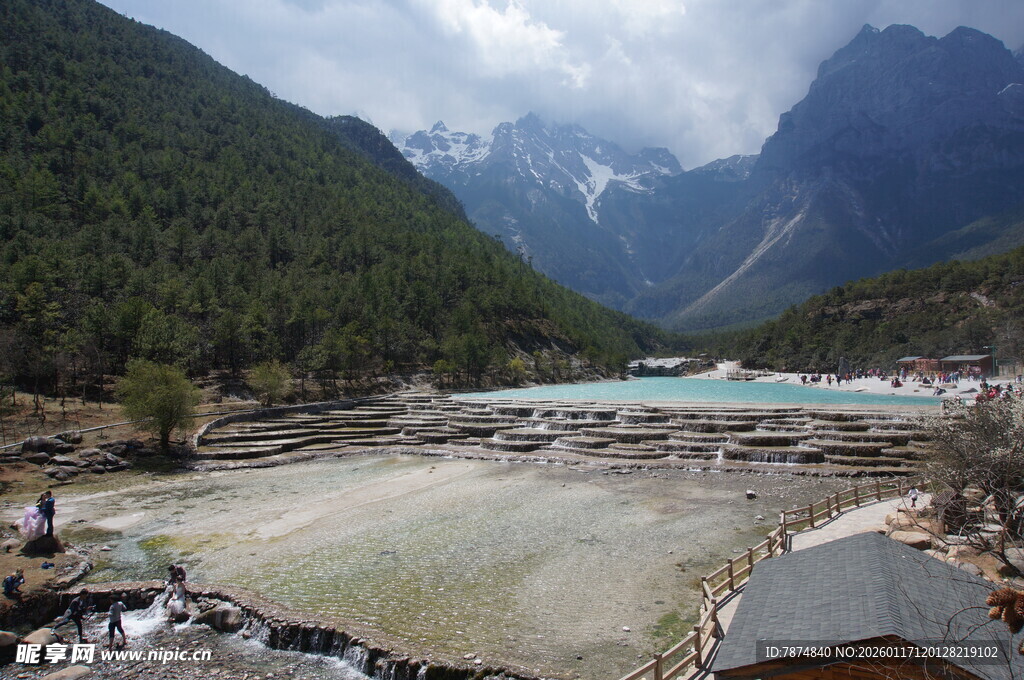 山间蓝湖美景