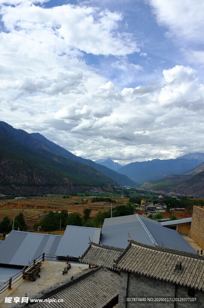 山村屋顶与远处山峦风景