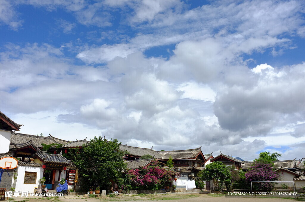 古朴村落 蓝天白云下的宁静