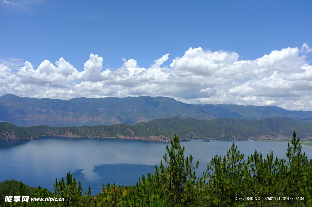 湖畔青山蓝天白云美景