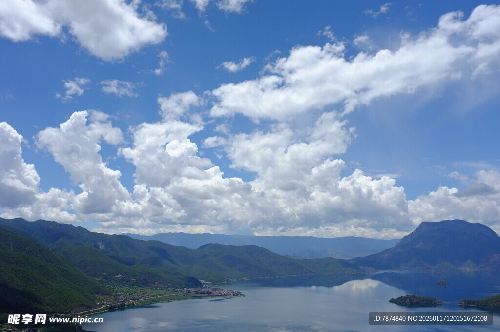 美丽湖景与蓝天白云山峦