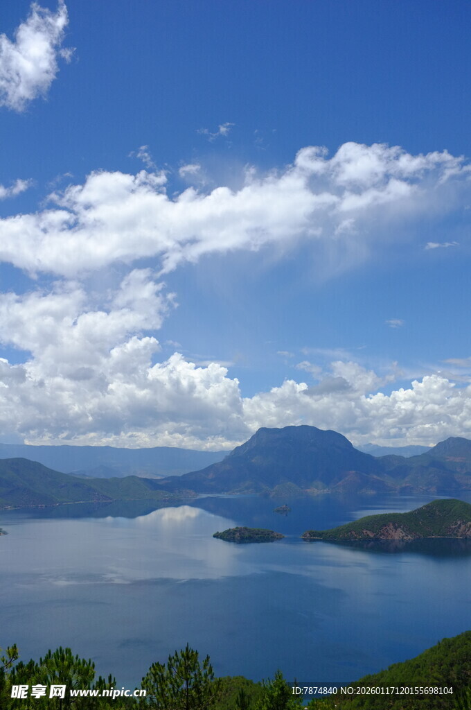 美丽湖景与远处山峦