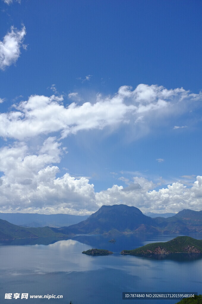 蓝天碧水间的秀丽湖山景色