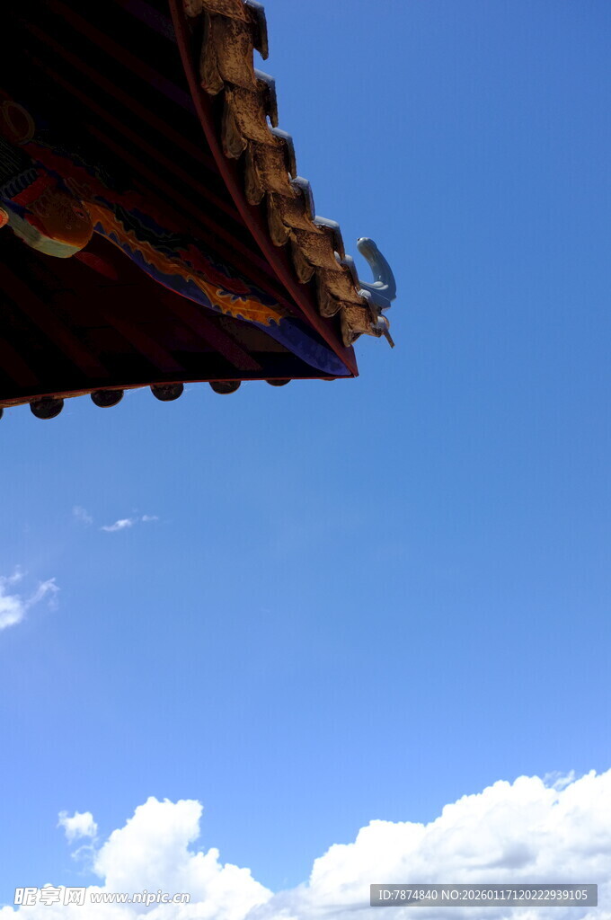 飞檐下的蓝天与白云