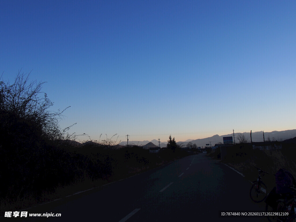 黄昏时分的空旷道路景象