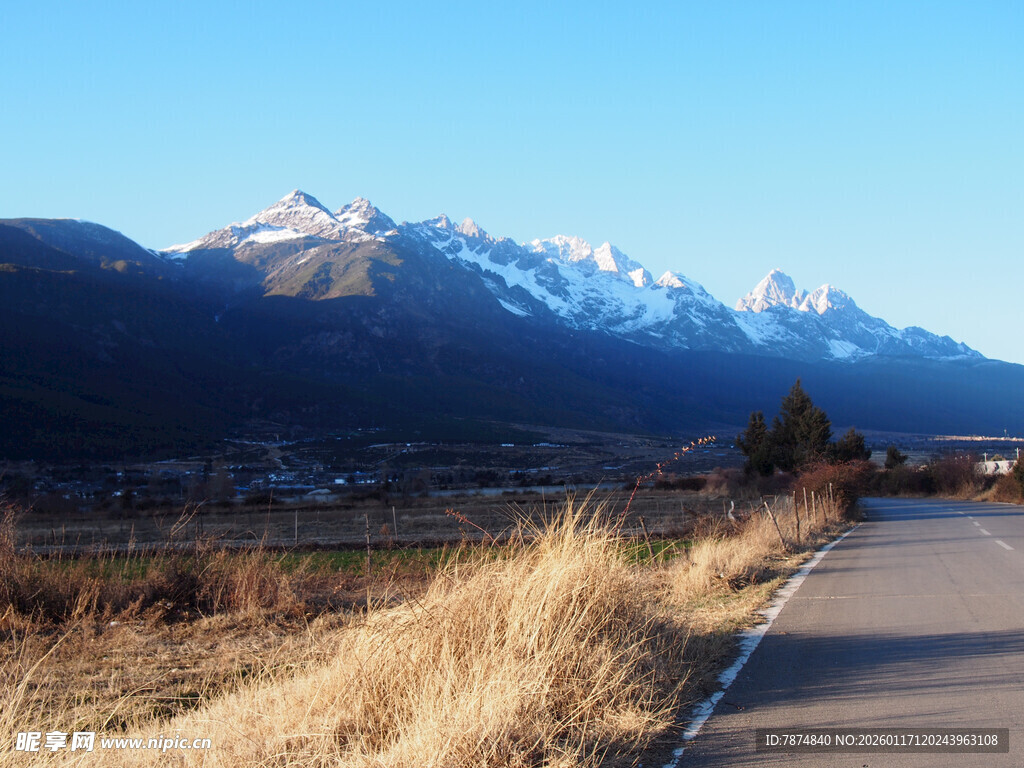山间公路旁的壮丽雪山景