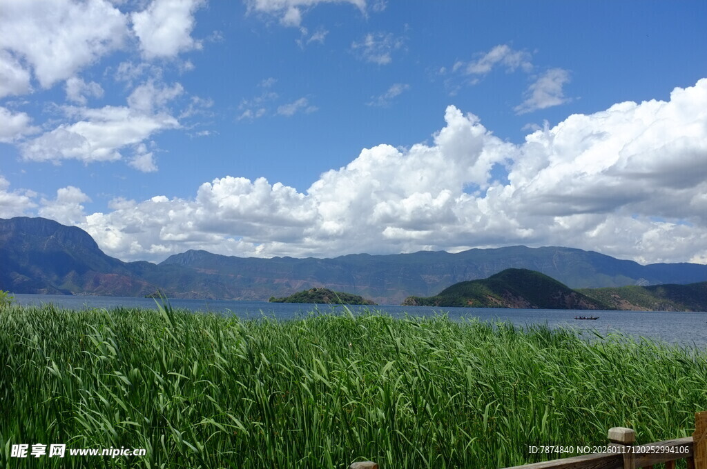 湖畔绿野蓝天美景