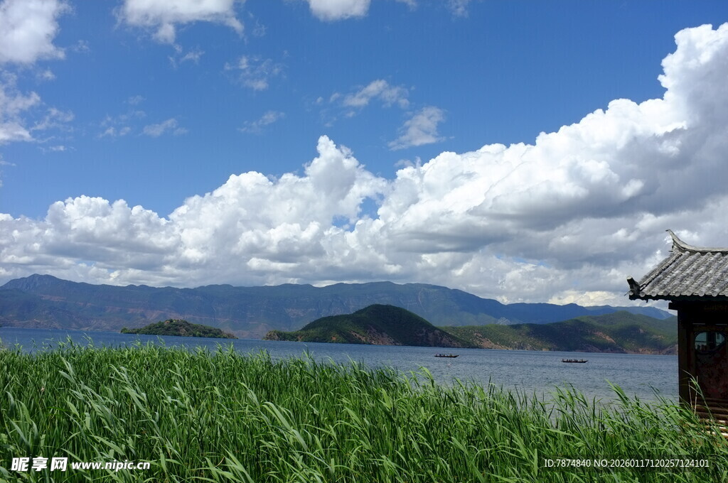 湖畔草庐 蓝天白云湖景