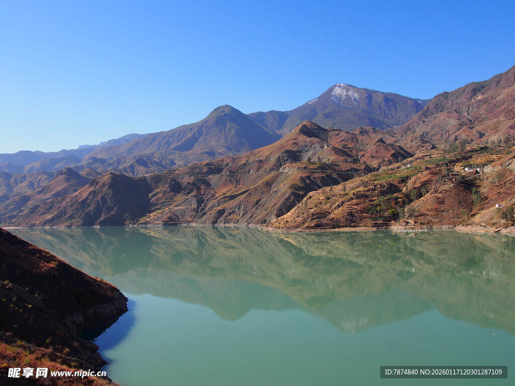 碧绿湖水与连绵山峦