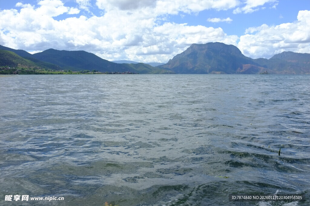 宁静湖水与远处山峦