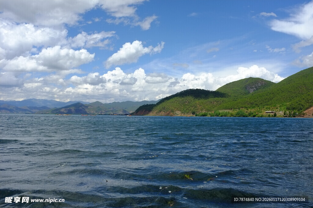 湖畔青山蓝天碧水美景